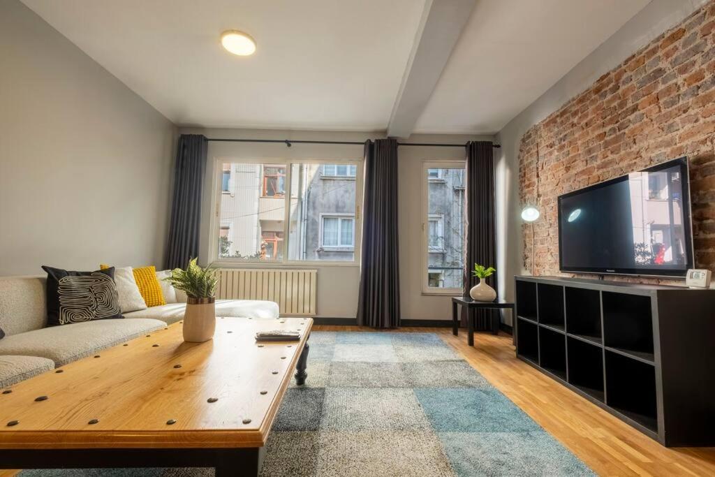 Apartment Stylishly Decorated Fourlex House *