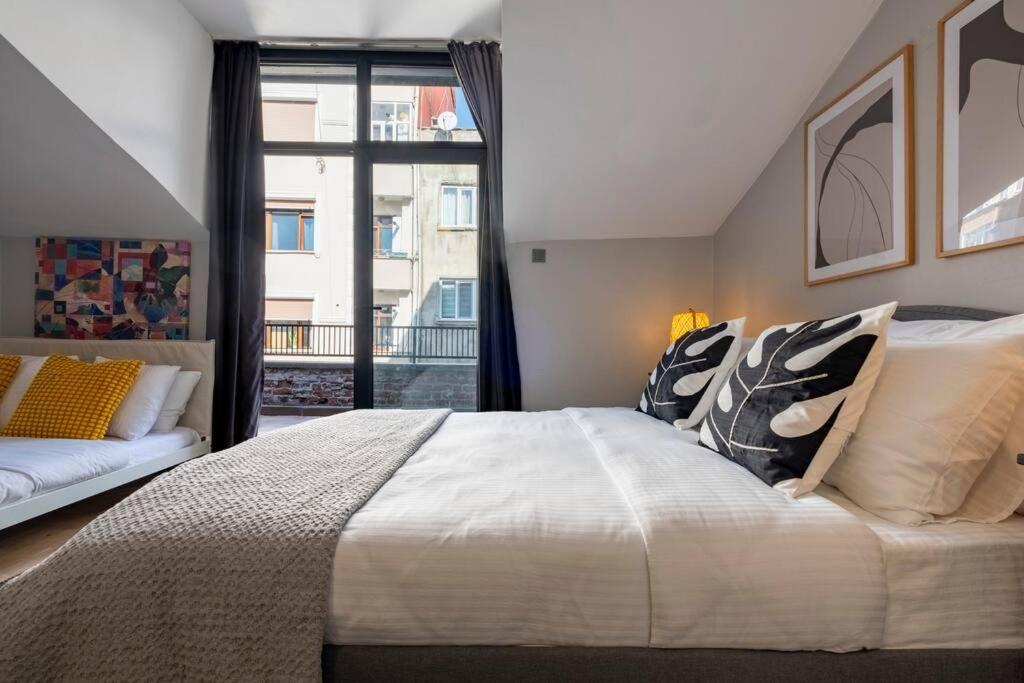 Apartment Stylishly Decorated Fourlex House